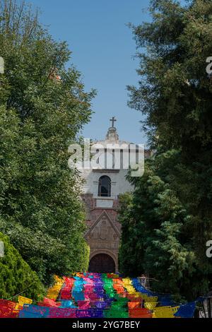 Un'immagine che mostra la storica chiesa dell'Exconvento Dominico de la Natividad a Tepoztlán, Morelos, Messico, mettendo in risalto la sua architettura coloniale Foto Stock