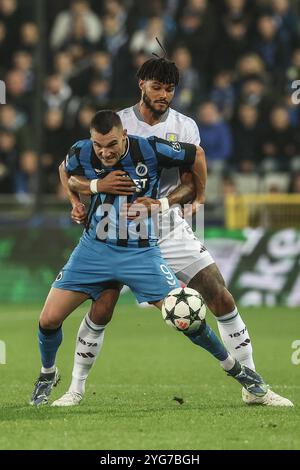 Brugge, Belgio. 6 novembre 2024. Ferran Jutgla e Tyrone Mings dell'Aston Villa lottano per il pallone durante una partita di calcio tra il belga Club Brugge KV e l'inglese Aston Villa F.C., mercoledì 6 novembre 2024 a Brugge, il quarto giorno della fase di UEFA Champions League. BELGA PHOTO BRUNO FAHY credito: Belga News Agency/Alamy Live News Foto Stock