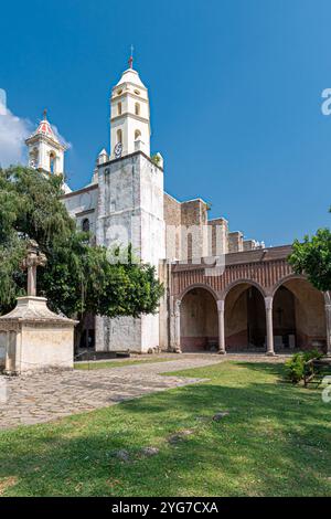 Un'immagine che mostra la storica chiesa dell'Exconvento Dominico de la Natividad a Tepoztlán, Morelos, Messico, mettendo in risalto la sua architettura coloniale Foto Stock