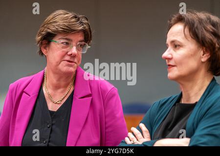 Den Haag, Paesi Bassi. 27 febbraio 2024. DEN HAAG, PAESI BASSI - FEBBRAIO 27: Jacqueline van den Hil (VVD) durante il dibattito Plenario al Tweede Kamer il 27 febbraio 2024 a Den Haag, Paesi Bassi (foto di John Beckmann/Orange Pictures) crediti: Orange Pics BV/Alamy Live News Foto Stock