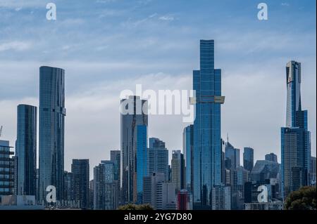 26.10.2024, Melbourne, Victoria, Australien - Blick vom Shrine of Remembrance a Richtung Melbourne CBD Geschaeftszentrum mit seinen modernen Wolkenkratzern. *** 26 10 2024, Melbourne, Victoria, Australia Vista dal Santuario della memoria verso il centro affari del CBD di Melbourne con i suoi moderni grattacieli Foto Stock