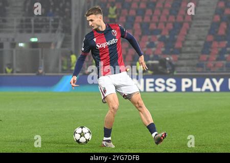 Stefan Posch (Bologna FC) in azione durante Bologna FC vs AS Monaco, partita di calcio della UEFA Champions League a Bologna, Italia, 5 novembre 2024 Foto Stock