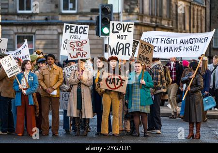 Protesta contro il Vietnam nelle riprese del film degli anni '1970 Borges and me, Haddington High Street, East Lothian, Scozia, Regno Unito Foto Stock