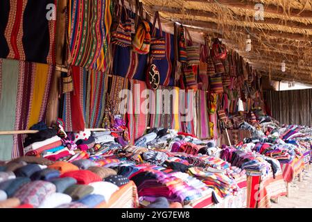 Oggetti peruviani per souvenir da vendere Foto Stock