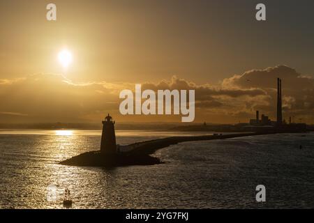 Il sole inizia a tramontare sul porto di Dublino, Irlanda. Foto Stock