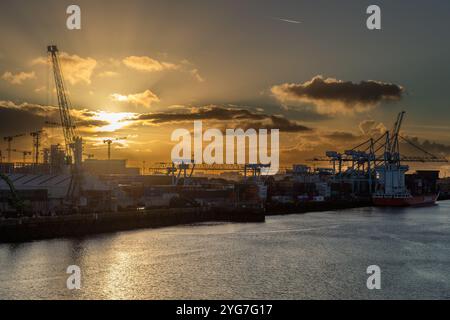 Il sole inizia a tramontare sul porto di Dublino, Irlanda. Foto Stock