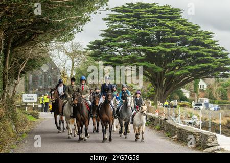 West Cork cheval si fa strada oltre la chiesa di St. James, Durrus, in viaggio verso Ahakista, West Cork, Irlanda. Foto Stock