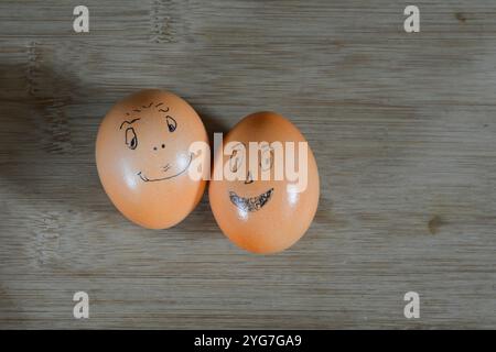 Facce divertenti dipinte su uova di pollo con testo libero Foto Stock