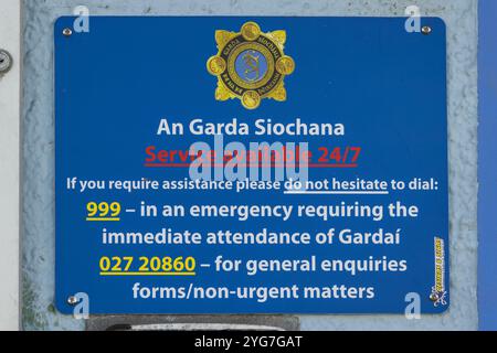 Un cartello informativo Garda Siochana su una stazione Garda in Irlanda. Foto Stock