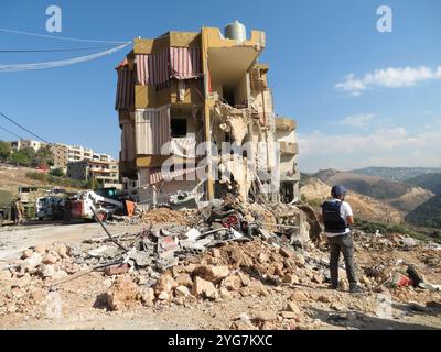 Saida, Libano. 6 novembre 2024. Rubbles a Barja, un villaggio vicino a Saida, Libano, il 6 novembre 2024. Un attacco aereo israeliano nella sera del 5 novembre, che ha colpito un miliziano di Hezbollah, ha causato 35 morti e diversi feriti in un unico edificio (fonte: Libanese Mnistry of Public Health). (Foto di Elisa Gestri/Sipa USA) credito: SIPA USA/Alamy Live News Foto Stock