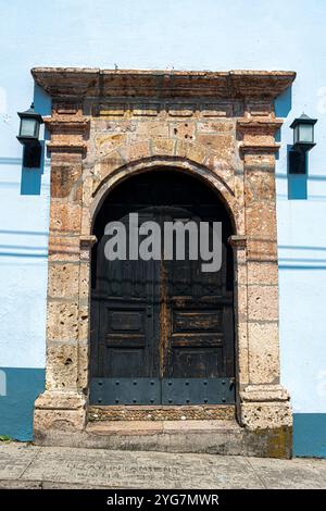 Primo piano di una porta in legno splendidamente intagliata a Cuernavaca, Morelos, che mostra l'artigianato tradizionale messicano e dettagli di design intricati Foto Stock