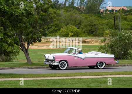 VARADERO, CUBA - 30 AGOSTO 2023: Vista laterale della Ford Fairlane Convertible degli anni '1950, veicolo d'epoca bicolore rosa-bianco a Cuba Foto Stock