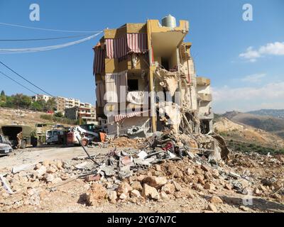 Saida, Libano. 6 novembre 2024. Rubbles a Barja, un villaggio vicino a Saida, Libano, il 6 novembre 2024. Un attacco aereo israeliano nella sera del 5 novembre, che ha colpito un miliziano di Hezbollah, ha causato 35 morti e diversi feriti in un unico edificio (fonte: Libanese Mnistry of Public Health). (Foto di Elisa Gestri/Sipa USA) credito: SIPA USA/Alamy Live News Foto Stock