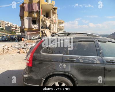 Saida, Libano. 6 novembre 2024. Rubbles a Barja, un villaggio vicino a Saida, Libano, il 6 novembre 2024. Un attacco aereo israeliano nella sera del 5 novembre, che ha colpito un miliziano di Hezbollah, ha causato 35 morti e diversi feriti in un unico edificio (fonte: Libanese Mnistry of Public Health). (Foto di Elisa Gestri/Sipa USA) credito: SIPA USA/Alamy Live News Foto Stock