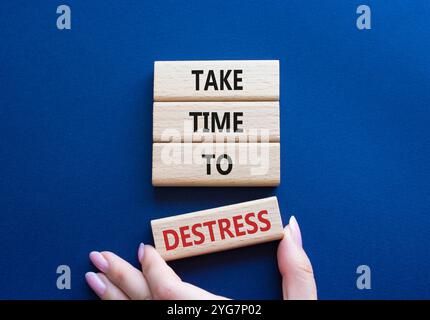 Prenditi del tempo per il simbolo di destress. I blocchi di legno con le parole richiedono tempo per destreggiarsi. Splendido sfondo blu intenso. Mano d'affari. Lavoro e tempo Foto Stock