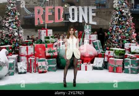 Londra, Regno Unito. 6 novembre 2024. Kiernan Shipka partecipa alla chiamata fotografica per "Red One" al Potters Fields Park di Londra. (Foto di Fred Duval/SOPA Images/Sipa USA) credito: SIPA USA/Alamy Live News Foto Stock