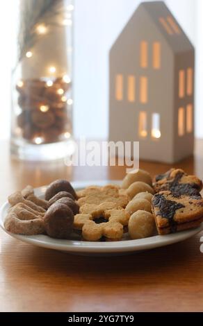 Biscotti natalizi a basso contenuto di carboidrati a base di farina di mandorle e cocco e altri ingredienti su un tavolo di legno Foto Stock