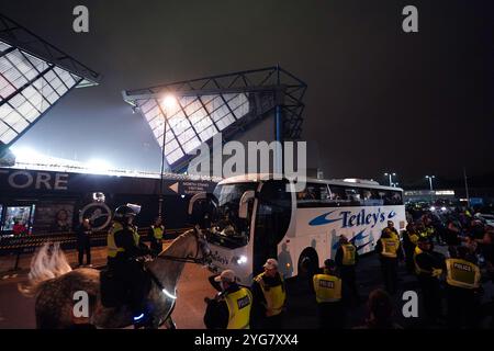 I tifosi del Leeds United arrivano in autobus prima del match per il titolo Sky Bet al Den, Millwall. Data foto: Mercoledì 6 novembre 2024. Foto Stock