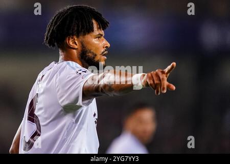 Bruges, Belgio. 6 novembre 2024. BRUGES, BELGIO - 6 NOVEMBRE: Tyrone Mings dell'Aston Villa FC gesti durante la fase MD4 della UEFA Champions League 2024/25 tra il Club Brugge KV e l'Aston Villa FC a Jan Breydelstadion il 6 novembre 2024 a Bruges, Belgio. (Foto di René Nijhuis/MB Media) credito: MB Media Solutions/Alamy Live News Foto Stock