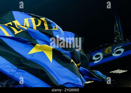 Italia, Italia. 6 novembre 2024. Milano Italia, 6 novembre 2024: I tifosi ondano le bandiere dell'Inter durante la partita di calcio di UEFA Champions League tra FC Internazionale e Arsenal FC a San Siro a Milano, Italia. (Daniela Porcelli/SPP) credito: SPP Sport Press Photo. /Alamy Live News Foto Stock