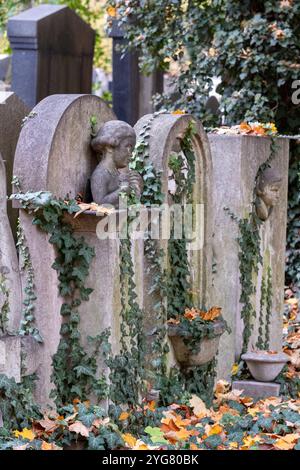 Lapidi pre-belliche nel nuovo cimitero ebraico nel sobborgo di Zizkov a Praga, Repubblica Ceca. Fotografato in auto con foglie cadute a terra. Foto Stock