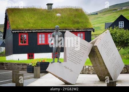 Statua dello scrittore, insegnante e politico faroese Mikkjal Dánjalsson á Ryggi a Miðvágur dello scultore Hans Pauli Olsen, Isole Faroe Foto Stock