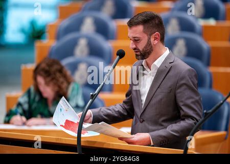 2024-11-05 Dutch Tweede Kamer Plenary Debate DEN HAAG, PAESI BASSI - 5 NOVEMBRE: Stephan van Baarle DENK durante il dibattito Plenario al Tweede Kamer il 5 novembre 2024 a Den Haag, Paesi Bassi Den Haag Tweede Kamer Paesi Bassi contenuto non disponibile per la ridistribuzione nei Paesi Bassi direttamente o indirettamente tramite terzi. Copyright: XJohnxBeckmannx Foto Stock