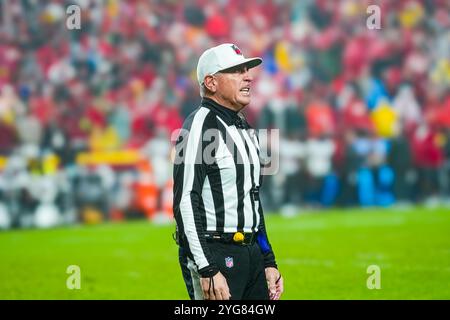 Kansas City, Missouri, Stati Uniti, 4 novembre 2024, arbitro John Hussey durante i Tampa Bay Buccaneers vs Kansas City Chiefs al GEHA Field Arrowhead Stadium. (Foto: Marty Jean-Louis/Alamy Live News Foto Stock