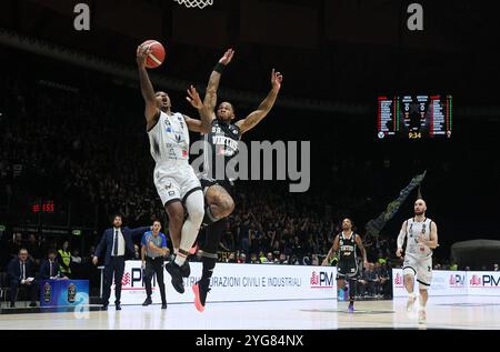 Christian Vital (Tortona) in azione ostacolata da Rayjon Tucker (Virtus Bologna) durante la partita del campionato italiano di basket di serie A1 LBA tra Segafredo Virtus Bologna e Bertram Derthona Tortona all'Unipol Arena, Casalecchio (Bologna), Italia, 06 novembre 2024 - foto: Michele Nucci Foto Stock