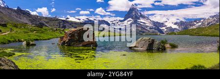 Famosi itinerari escursionistici in Svizzera , Canton Vallese - cinque laghi di montagna più belli di Zermatt. Vista panoramica del lago Stellisee e del Cervino i. Foto Stock