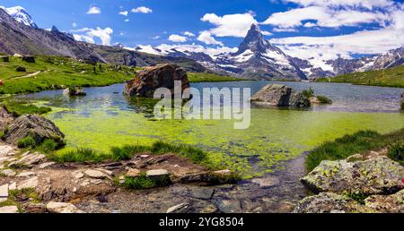 Famosi itinerari escursionistici in Svizzera , Canton Vallese - cinque laghi di montagna più belli di Zermatt. Vista panoramica del lago Stellisee e del Cervino i. Foto Stock