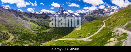 Famosi sentieri escursionistici in Svizzera, incredibili Alpi, cantone Vallese, vista panoramica della montagna iconica del Cervino Foto Stock