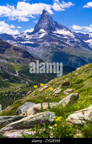 Famosi percorsi escursionistici in Svizzera, incredibili Alpi, vista cantonale del Cervino Foto Stock