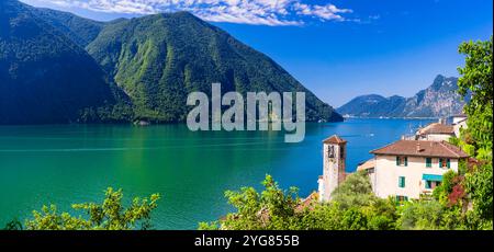 I più bei villaggi tradizionali della Svizzera - Gandria scenografica con case colorate sul lago di Lugano . Confine con l'Italia Foto Stock