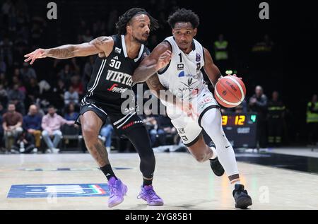 Christian Vital (Tortona) (R) in azione ostacolata da Matt Morgan (Virtus Bologna) durante la partita del campionato italiano di basket di serie A1 LBA tra Segafredo Virtus Bologna e Bertram Derthona Tortona all'Unipol Arena, Casalecchio (Bologna), Italia, 06 novembre 2024 - foto: Michele Nucci Foto Stock