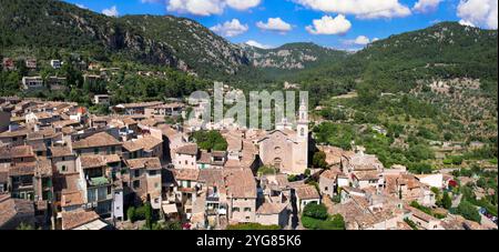 Spagna, Maiorca (Maiorca), viaggi sull'isola e luoghi di interesse. Tradizionale villaggio di montagna di Valldemossa (Valdemosa) popolare attrazione turistica. drone aereo Foto Stock