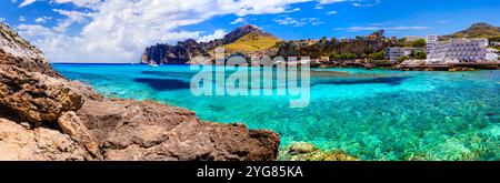 Le migliori spiagge di Maiorca (Maiorca) sono incredibili. Cala Clara nella parte settentrionale. panorama della splendida baia e del mare cristallino e turchese. Spagna, Baleari isl Foto Stock