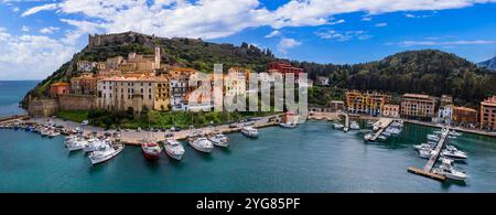 Taly , località estiva toscana - splendida cittadina costiera Porto Ercole , provincia di Grosseto. Vista panoramica aerea con droni Foto Stock