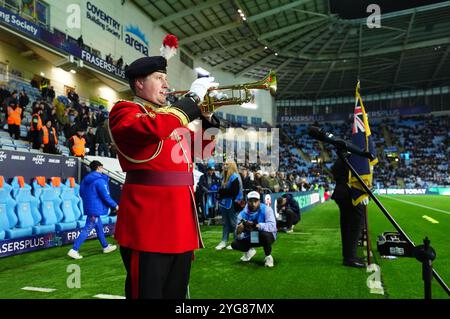 Un musicista si esibisce in vista della partita per lo Sky Bet Championship alla Coventry Building Society Arena di Coventry. Data foto: Mercoledì 6 novembre 2024. Foto Stock