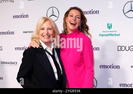 Maren Kroymann und Anja Reschke bei der Verleihung vom Emotion Award AM 6.11.2024 ad Amburgo Foto Stock