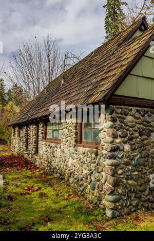 Edificio con servizi igienici costruito con materiali naturali in stile rustico del National Park Service nello Schafer State Park, nello stato di Washington, USA Foto Stock