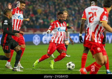 Belgrado, Serbia. 6 novembre 2024. Guelor Kanga Kaku di Crvena Zvezda gioca la palla durante la fase MD4 della UEFA Champions League 2024/25 tra il Crvena Zvezda e il Barcellona al Rajko Mitic Stadium il 6 novembre 2024. Crediti: Dimitrije Vasiljevic/Alamy Live News Foto Stock