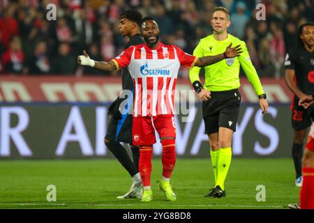 Belgrado, Serbia. 6 novembre 2024. Guelor Kanga Kaku di Crvena Zvezda reagisce durante la fase MD4 della UEFA Champions League 2024/25 tra il Crvena Zvezda e il Barcellona al Rajko Mitic Stadium il 6 novembre 2024. Crediti: Dimitrije Vasiljevic/Alamy Live News Foto Stock