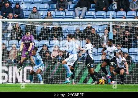 Il portiere n. 1, Jacob Widell Zetterström di Derby County supera il n. 23, Brandon Thomas-Asante di Coventry durante la partita del campionato Sky Bet tra Coventry City e Derby County alla Coventry Building Society Arena di Coventry mercoledì 6 novembre 2024. (Foto: Stuart Leggett | mi News) crediti: MI News & Sport /Alamy Live News Foto Stock