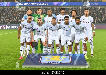 Giocatori di Aston Villa posa per una foto di squadra con il portiere Emiliano Martinez (23) di Aston Villa, Diego Carlos (3) di Aston Villa, Ezri Konsa (4) di Aston Villa, Tyrone Mings (5) di Aston Villa, John McGinn (7) di Aston Villa, Youri Tielemans (8) di Aston Villa, Ollie Watkins (11) di Aston Villa, Ian Maatsen (31) di Villa, Villa Aston Rogley, Villa Aston, Villa (27 di Morgan di Villa Aston Aston Aston Aston Aston) di Villa Aston. e Boubacar Kamara (44) dell'Aston Villa durante una partita di calcio tra il belga Club Brugge KV e l'inglese Aston Villa nella fase 4 della UEFA Champions League League della stagione 2024-25, mercoledì Foto Stock