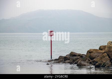 Sulla spiaggia di Lyme Regis, Dorset nel tardo autunno Foto Stock