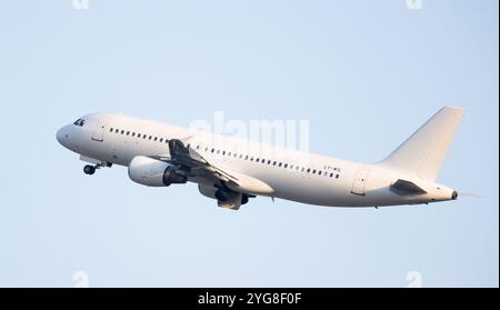 Airbus A320-232 con registrazione LY-WIL del decollo di Getjet Airlines dall'aeroporto El Prat di Barcellona Foto Stock