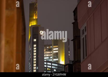 Der Commerzbank Tower a Francoforte sul meno Die Lichter in den Büros des Commerzbank Towers a Francoforte sul meno leuchten am Abend. Francoforte sul meno Neue Altstadt Assia Deutschland *** la Commerzbank Tower di Francoforte sul meno le luci negli uffici della Commerzbank Tower di Francoforte sul meno brillano la sera Francoforte sul meno nuova città Vecchia Assia Germania 2024-11-06 ffm commerzbank 02 Foto Stock