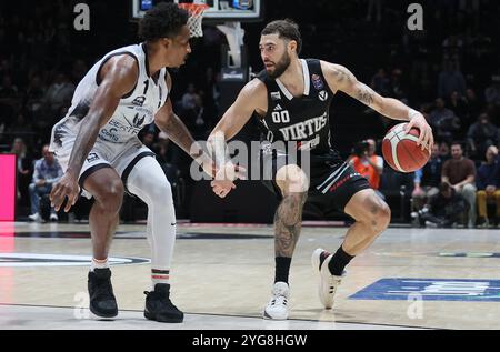 Isaia Cordinier (Virtus Bologna) (R) in azione contrastata da Christian Vital (Tortona) durante la partita del campionato italiano di basket della serie A1 LBA tra Segafredo Virtus Bologna e Bertram Derthona Tortona all'Unipol Arena, Casalecchio (Bologna), Italia, 06 novembre 2024 - foto: Michele Nucci Foto Stock