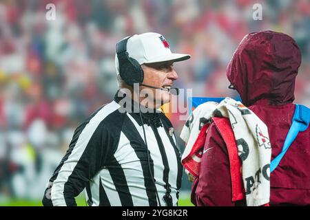 Kansas City, Missouri, Stati Uniti, 4 novembre 2024, arbitro John Hussey durante i Tampa Bay Buccaneers vs Kansas City Chiefs al GEHA Field Arrowhead Stadium. (Foto: Marty Jean-Louis/Alamy Live News Foto Stock